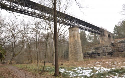 Železniční viadukt přes údolí Karba u Obce Zahrádky u České Lípy