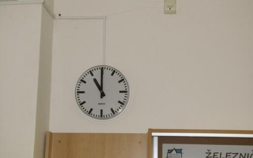 Hodiny modelového času v průchozí místnosti do pracovny KŽM