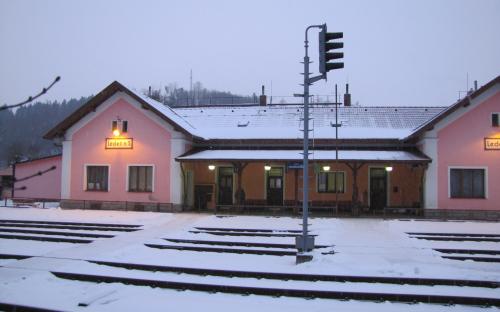 Ledeč - zimní pohled na staniční budovu - 2013