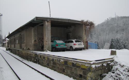 Pohled na skladištní budovu v Ledči od kolejí - stav v únoru 2018