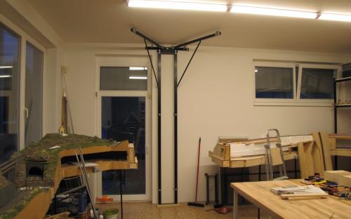 08/2022 - Rám zdvihacího zařízení je kompletní a namontovaný na stěnu.