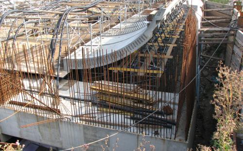 Pohled na rozestavěnou estakádu a její ocelovou výztuž - září 2007