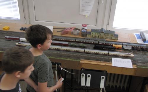 S nejmenšími chlapci trénujeme ovládání lokomotiv...