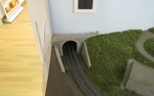 Kolejiště v klubovně končí tunelem kolem zárubně vstupních dveří.