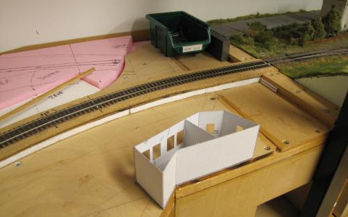 12/2024 - Model restaurace je přizpůsoben okraji kolejiště, kde bude stát. 
