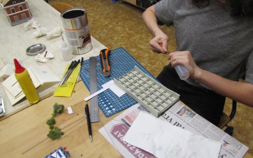 Model silničního nadjezdu z kartonu - pohled zdola (Karel T. - 14 let)