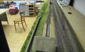 Naflokovaná tráva na cestě kolem staniční vodárny v Ledči