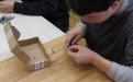 Starší žáci začišťují 3D výtisky trpasličích návěstidel.